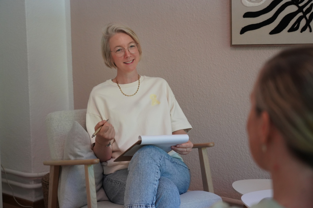 Lena Reinken im Gespräch mit einer Frau